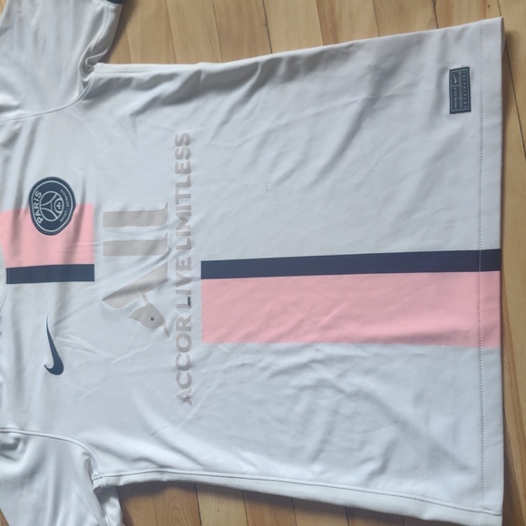 Paris Saint-Germain White and Pink Jersey - Picture 5 of 15